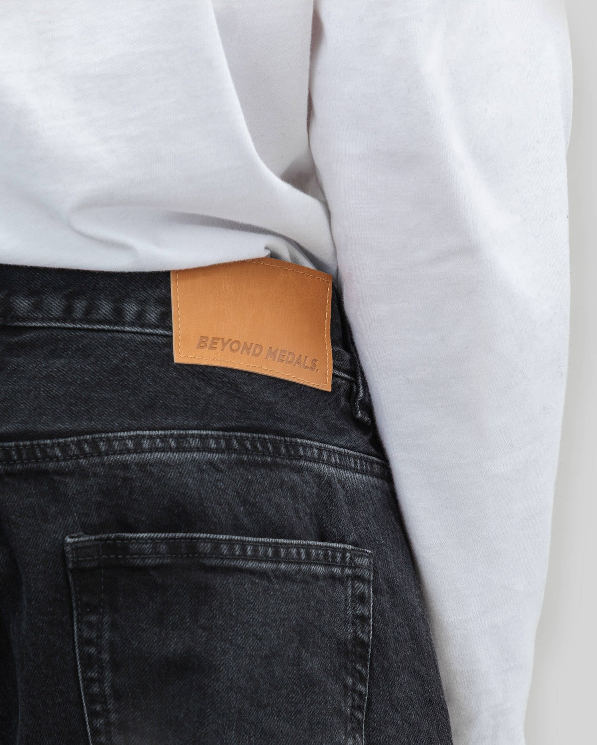 Beyond Medals - Loose Jeans Black