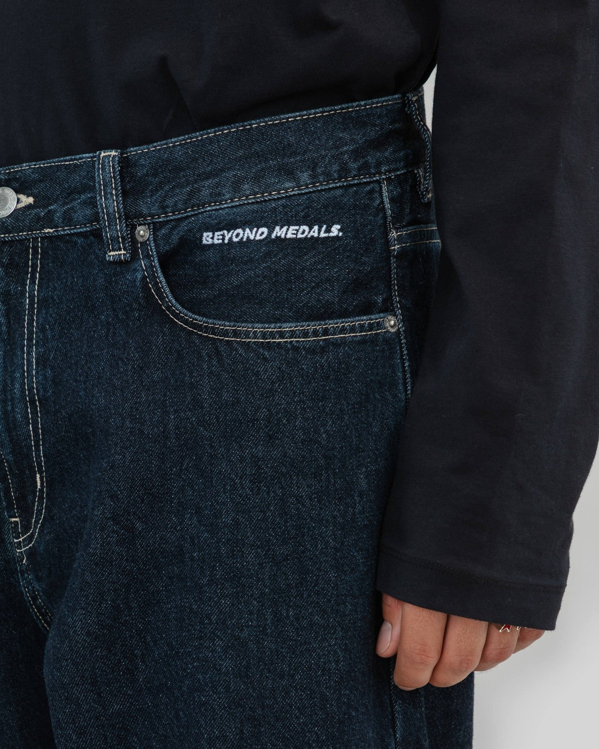 Beyond Medals - Loose Jeans Dark Blue