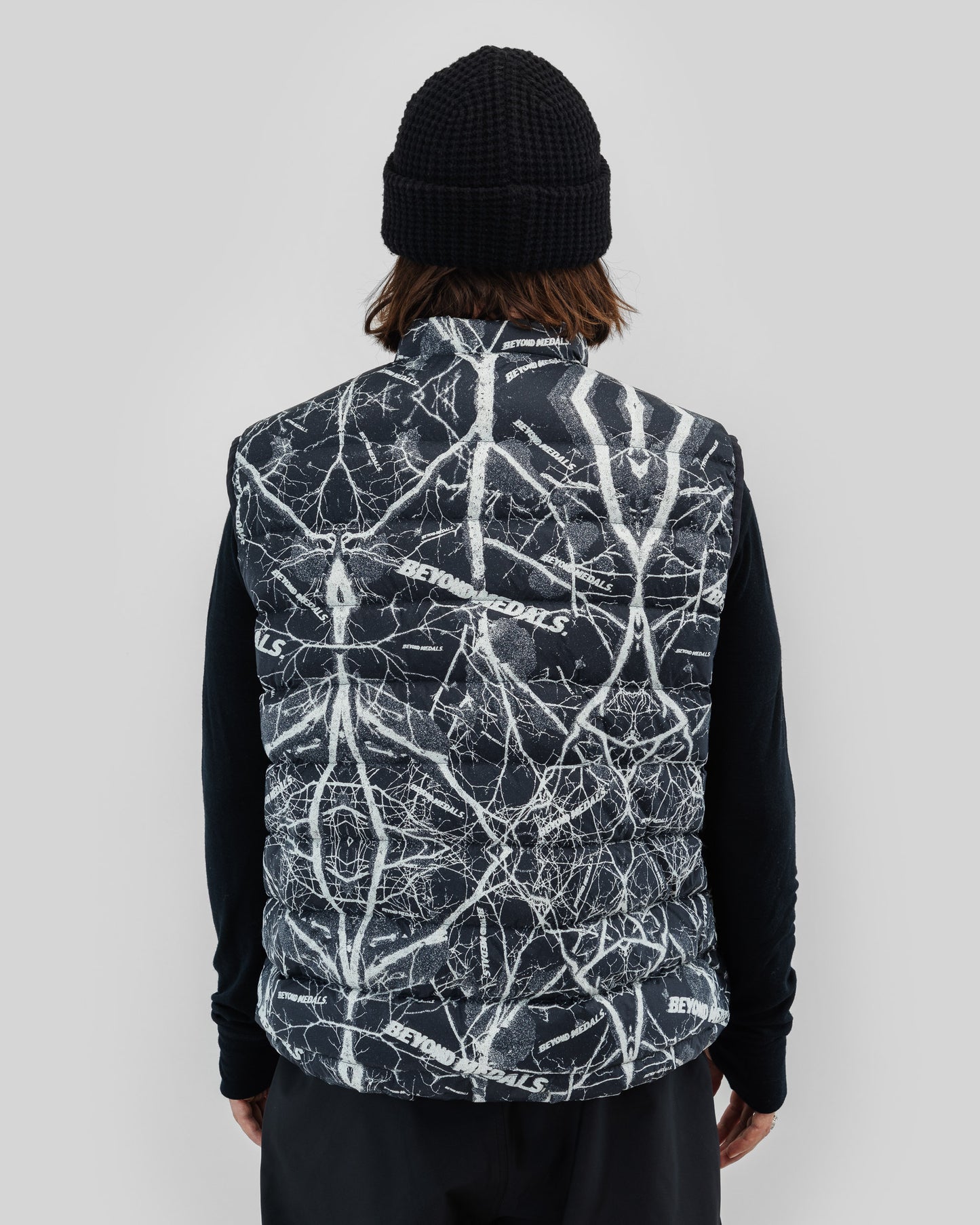 Beyond Medals – Packbare Daunenweste Grau