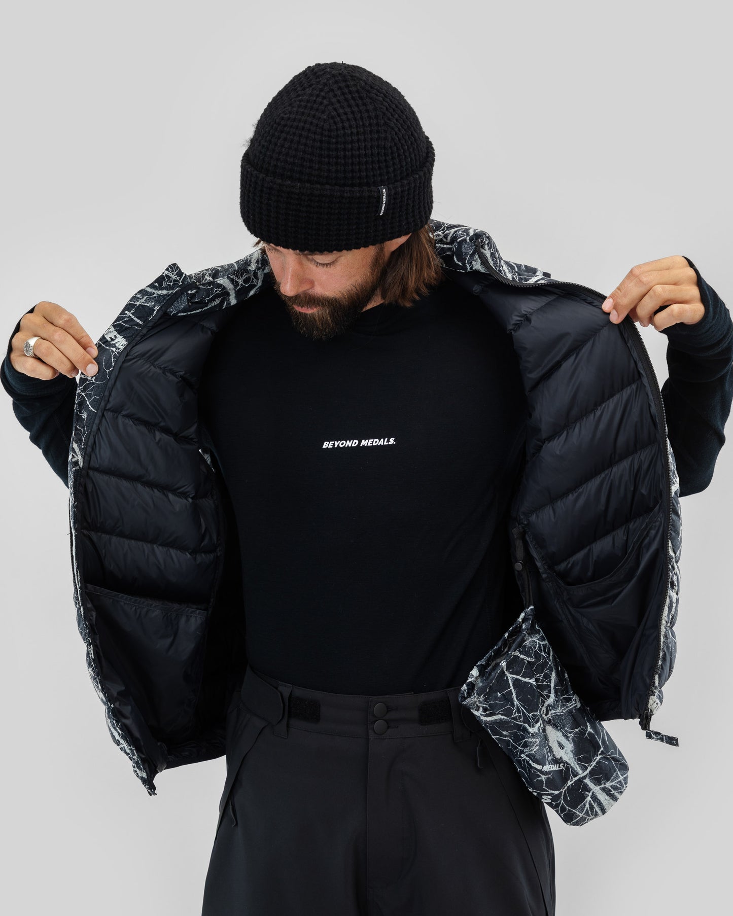 Beyond Medals – Packbare Daunenweste Grau